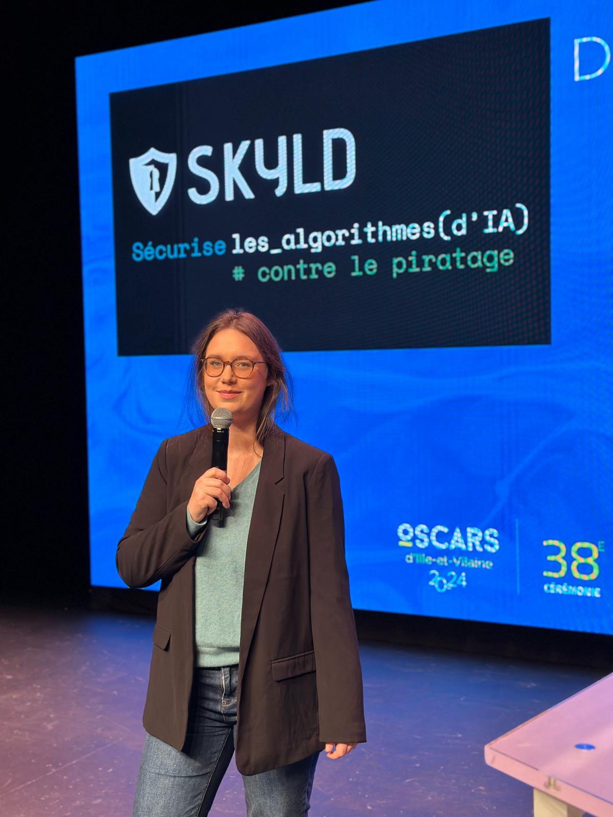 Clickable image (photography of Skyld's CEO Marie Paindavoine) that link to a youtube video